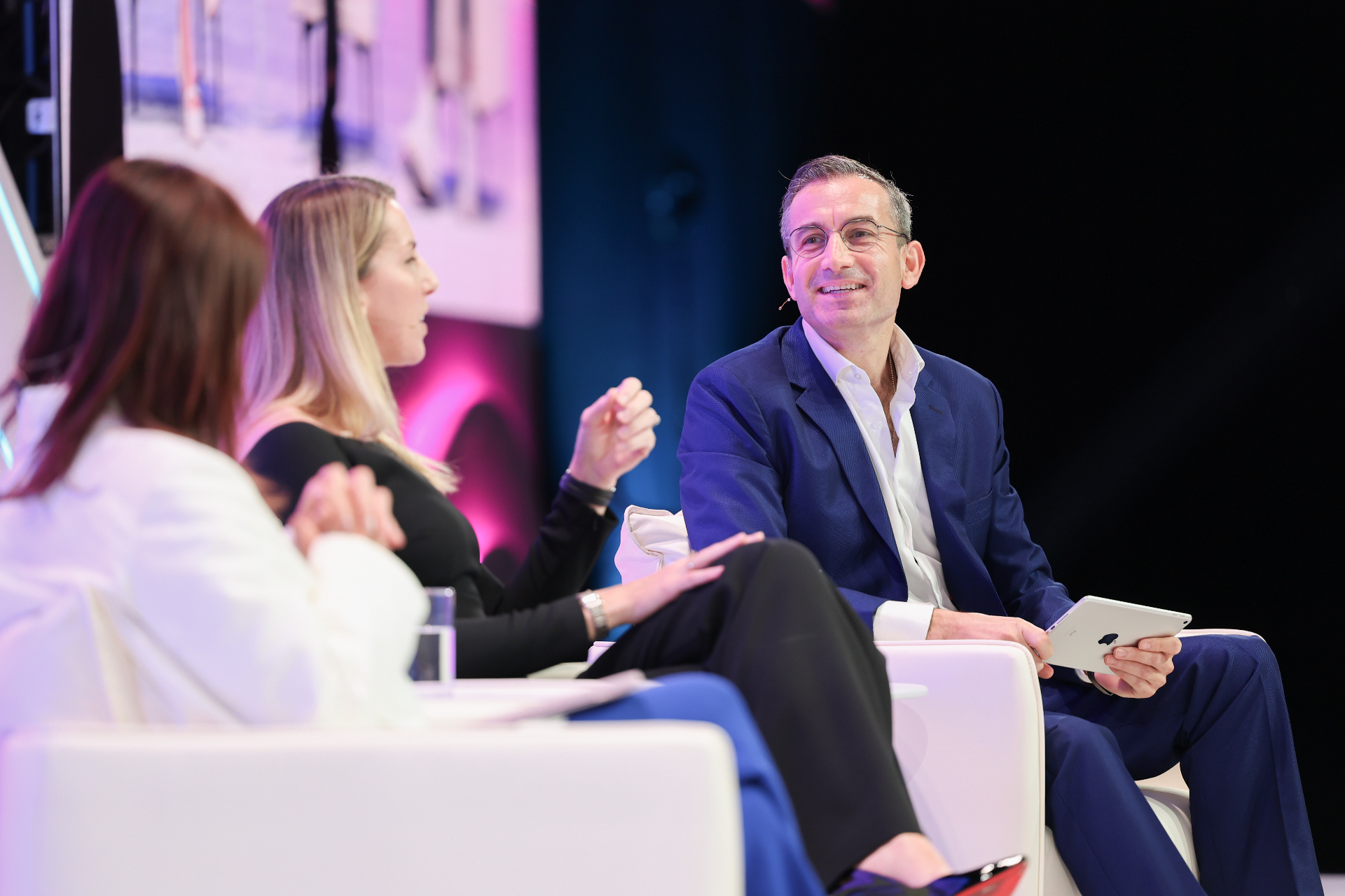 Elliott Gotkine moderating a panel at Hong Kong Fintech Week